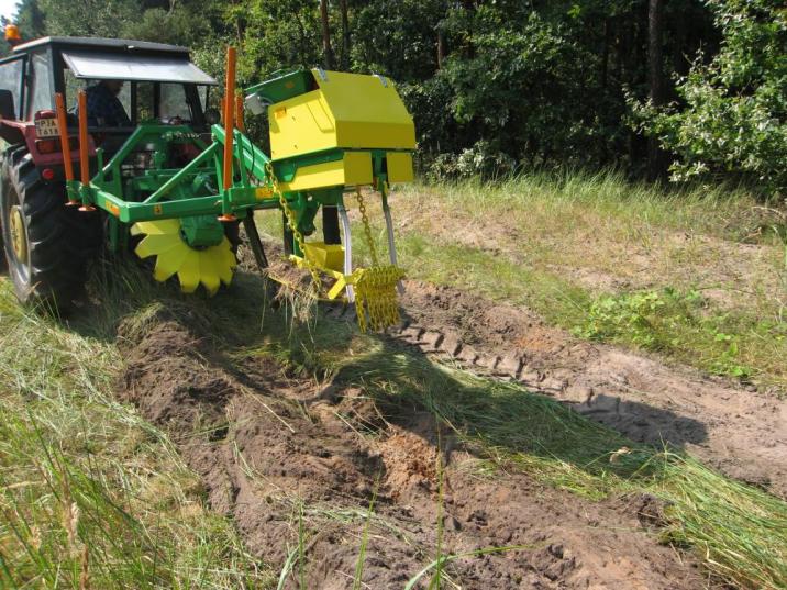 Siewnik&#x20;SAU&#x20;zamontowany&#x20;na&#x20;pługu&#x20;aktywnym&#x20;P1T
